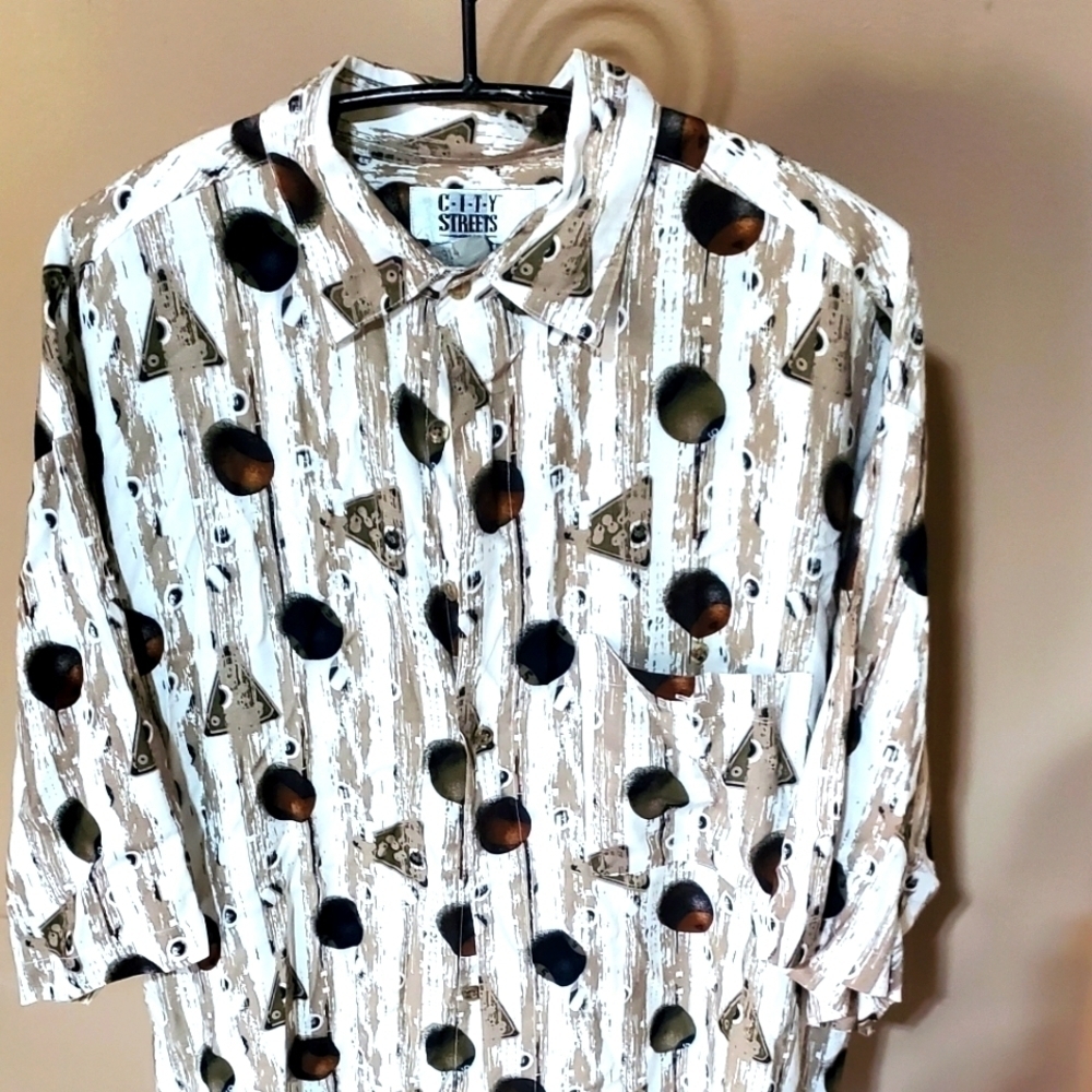 City Streets‎ 100% Rayon Pool Balls Short Sleeve Casual Button Down Sz. L Shirt